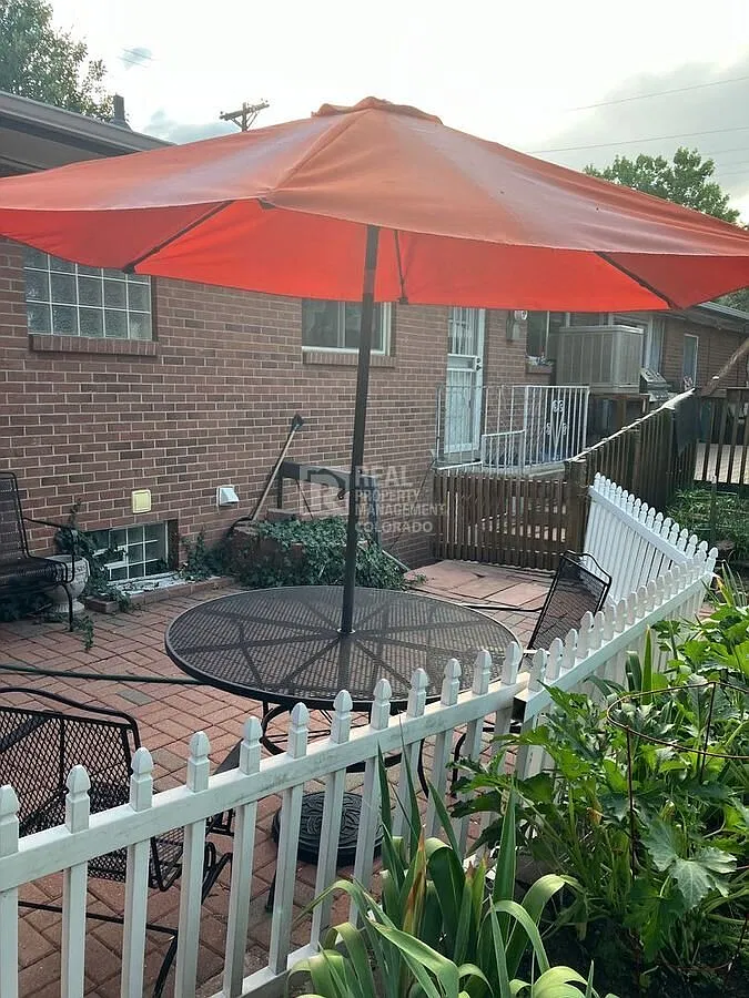 Welcome home to this beautiful 1-bedroom, 1 bathroom furnished basement level apartment located i... — Photo 3