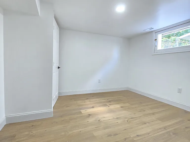 2515 Creighton Ave — Photo 14