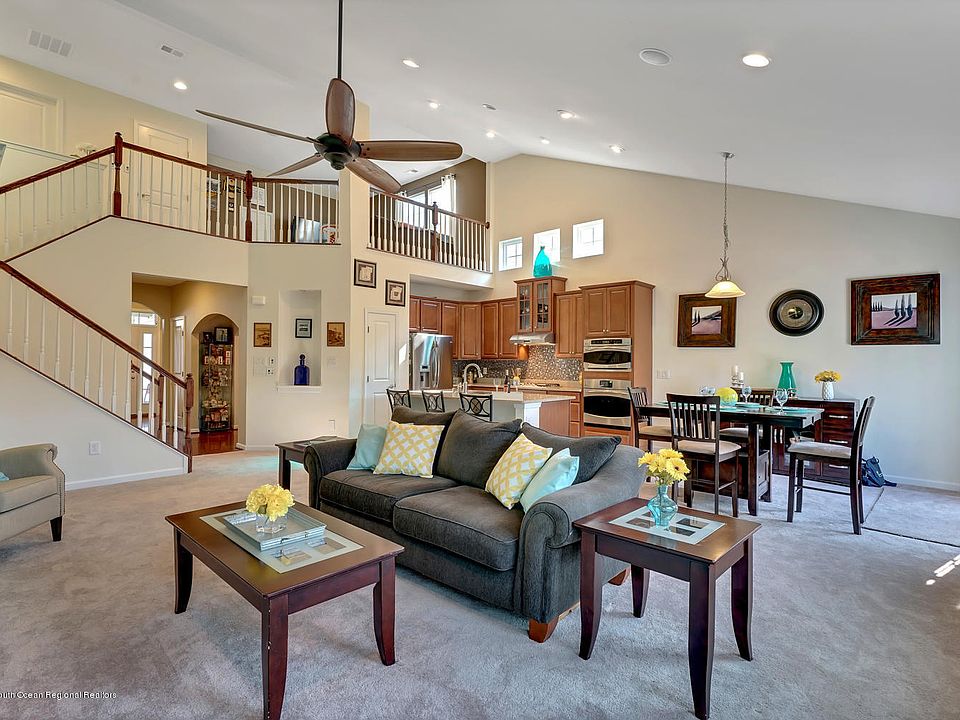 1st image of 4 La Quinta Ln