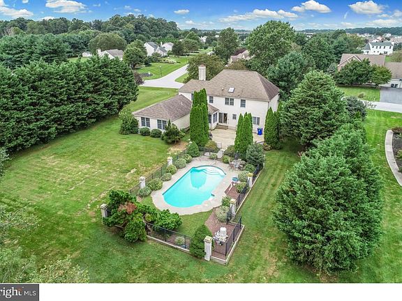 2nd image of 853 Bullen Dr