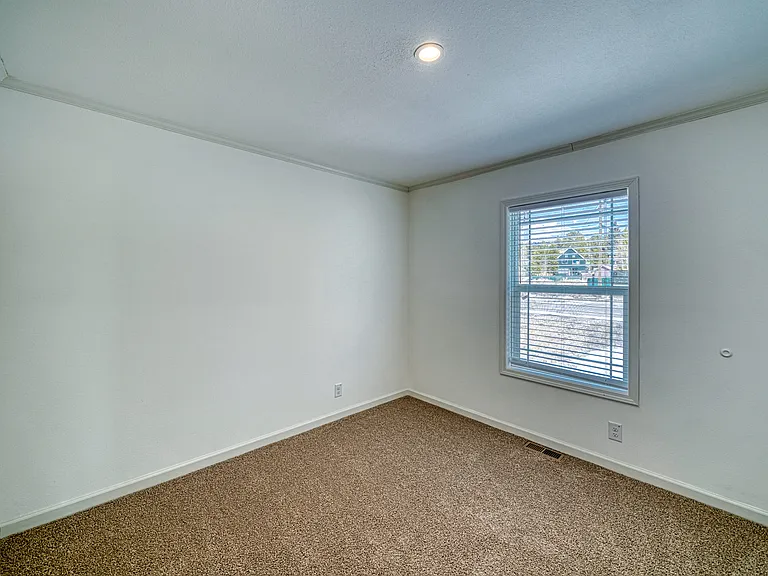 904 W 6th St — Photo 13