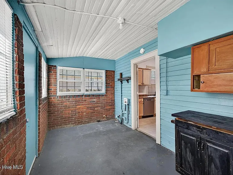 1102 Phillips St — Photo 24