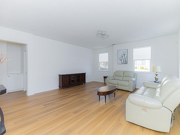 4th image of 585 Sapphire St