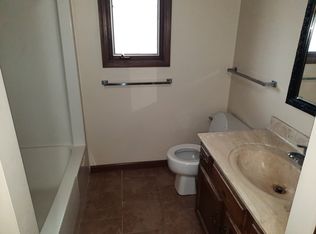 1615 N Baker St #B, Hutchinson, KS 67501