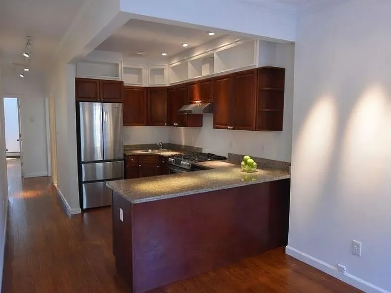 704 De Graw St #2 — Photo 1