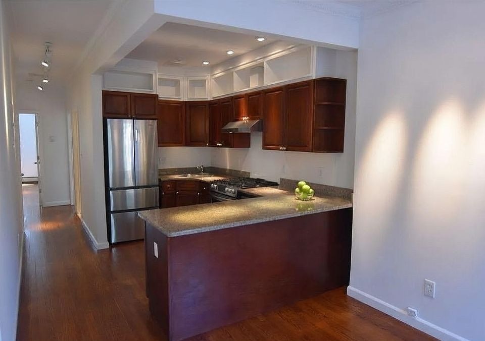 1st image of 704 De Graw St #2