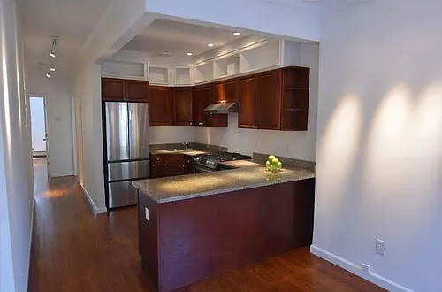 704 De Graw St #2 Photo 1