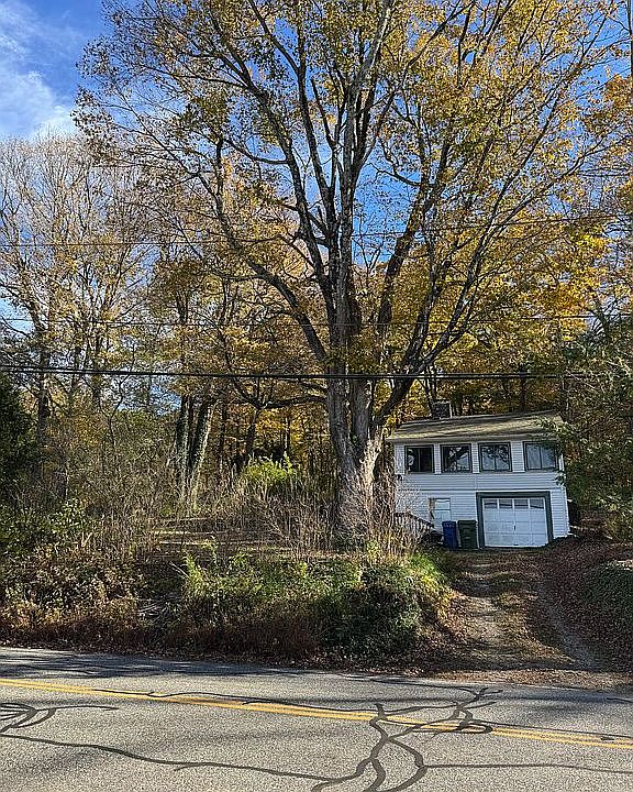 1st image of 271 Lake Rd