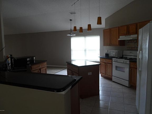 5th image of 105 Carnival Dr