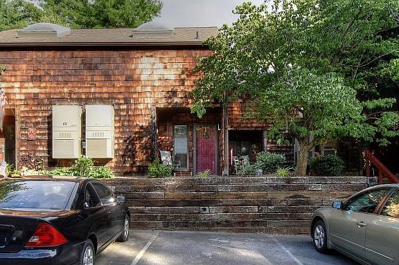2nd image of 115 Beechnut St APT D1