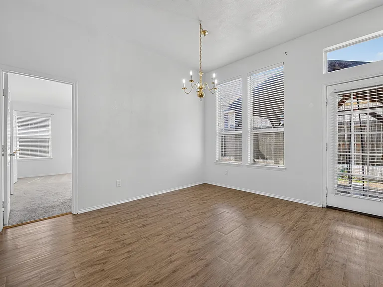 803 E Alexander Ln — Photo 5