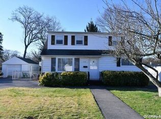 326 Delaware Ave, Bay Shore, NY 11706