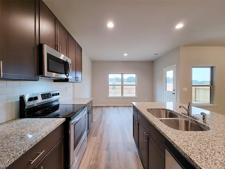 942 Amesbury Ct — Photo 8