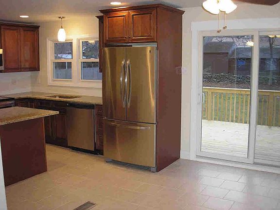 4th image of 10 Morgan Cir