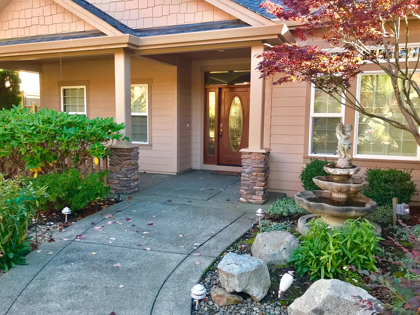 Spacious 3 Bed, 2 Bath Home in East Medford — Photo 3