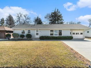 928 N Summit Ave, Madison, SD 57042