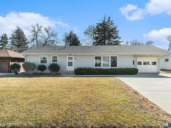928 N Summit Ave, Madison, SD 57042