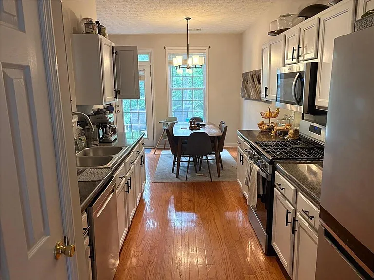 3082 Kentmere Dr — Photo 6