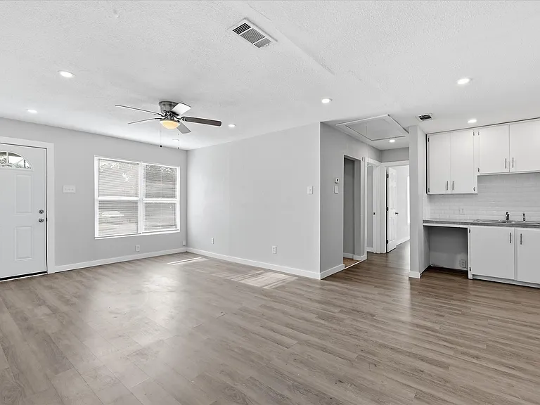 3103 S Edgefield Ave — Photo 1