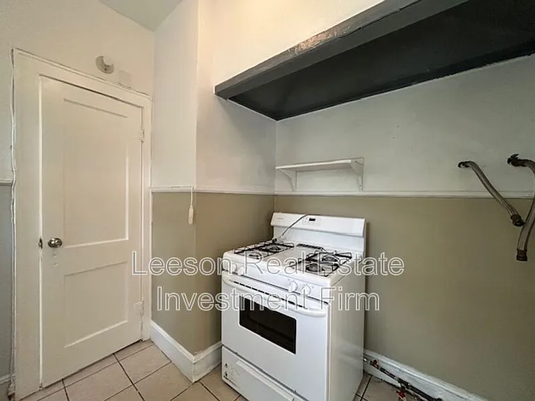 320 E College St #A — Photo 4
