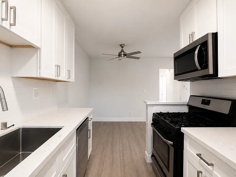 2233 S Ridgeley Dr #303 — Photo 8