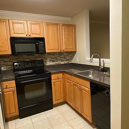 Kitchen w/ touch faucet 