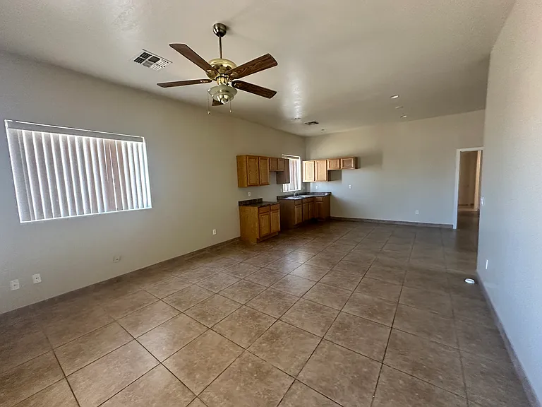 2828 E Roeser Rd — Photo 9