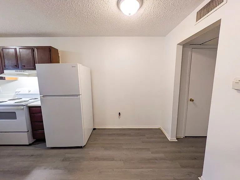 Woodrow Apartments — Photo 4