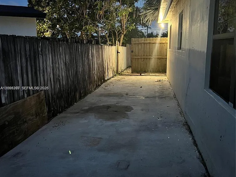 11821 SW 185th Ter — Photo 18