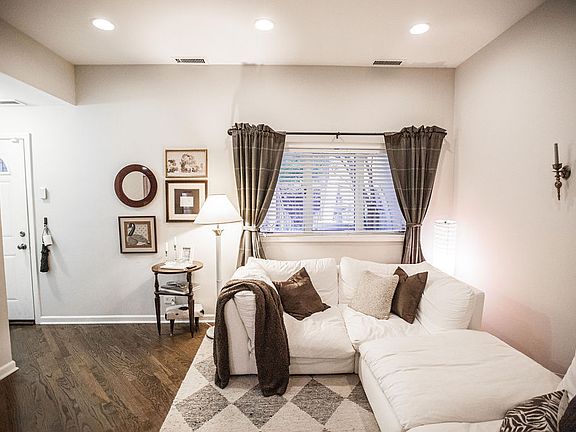 2nd image of 816 N Dearborn St APT 1C