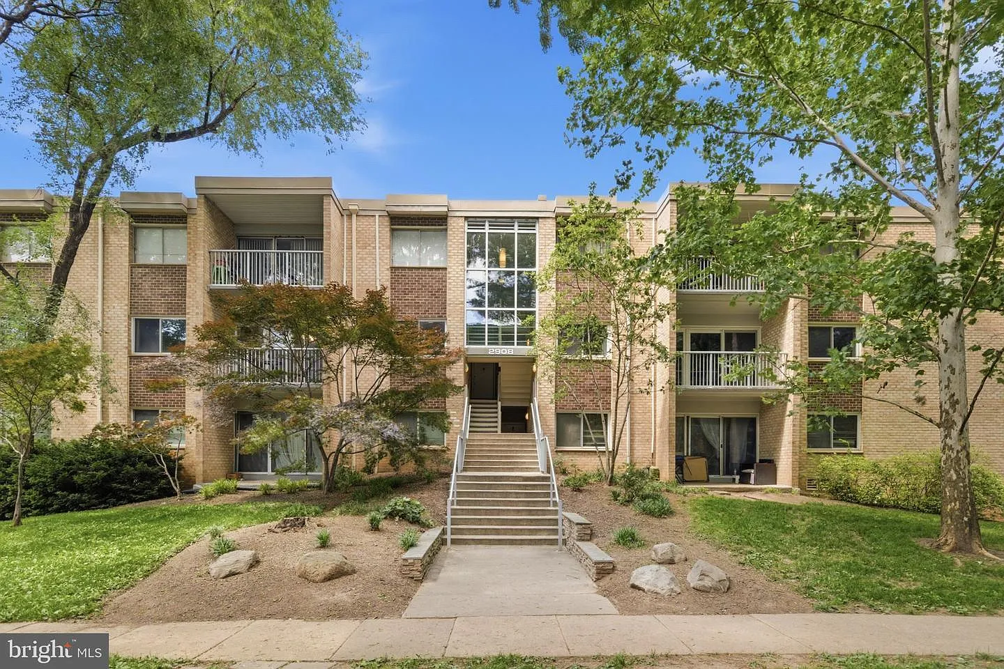 2 bed, 929 sqft, $2,400 — Photo 1