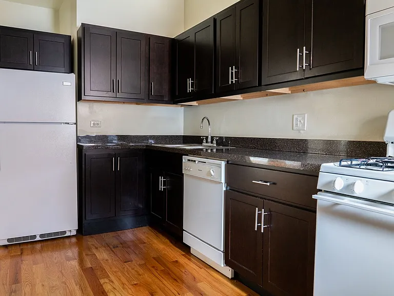 Uptown - 2 Bed / 1 Bath - In-Unit Laundry — Photo 9