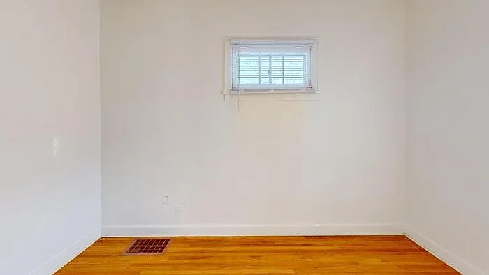 411 W Bowen Ave — Photo 5
