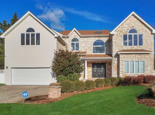 53 Manchester Rd, Huntington, NY 11743