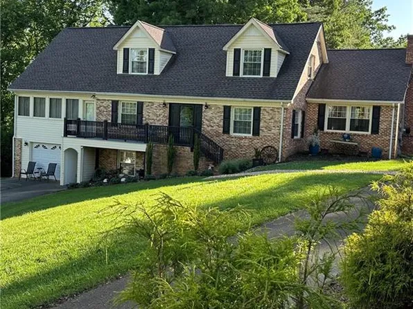 627 Knollwood Dr, Mount Airy, NC 27030