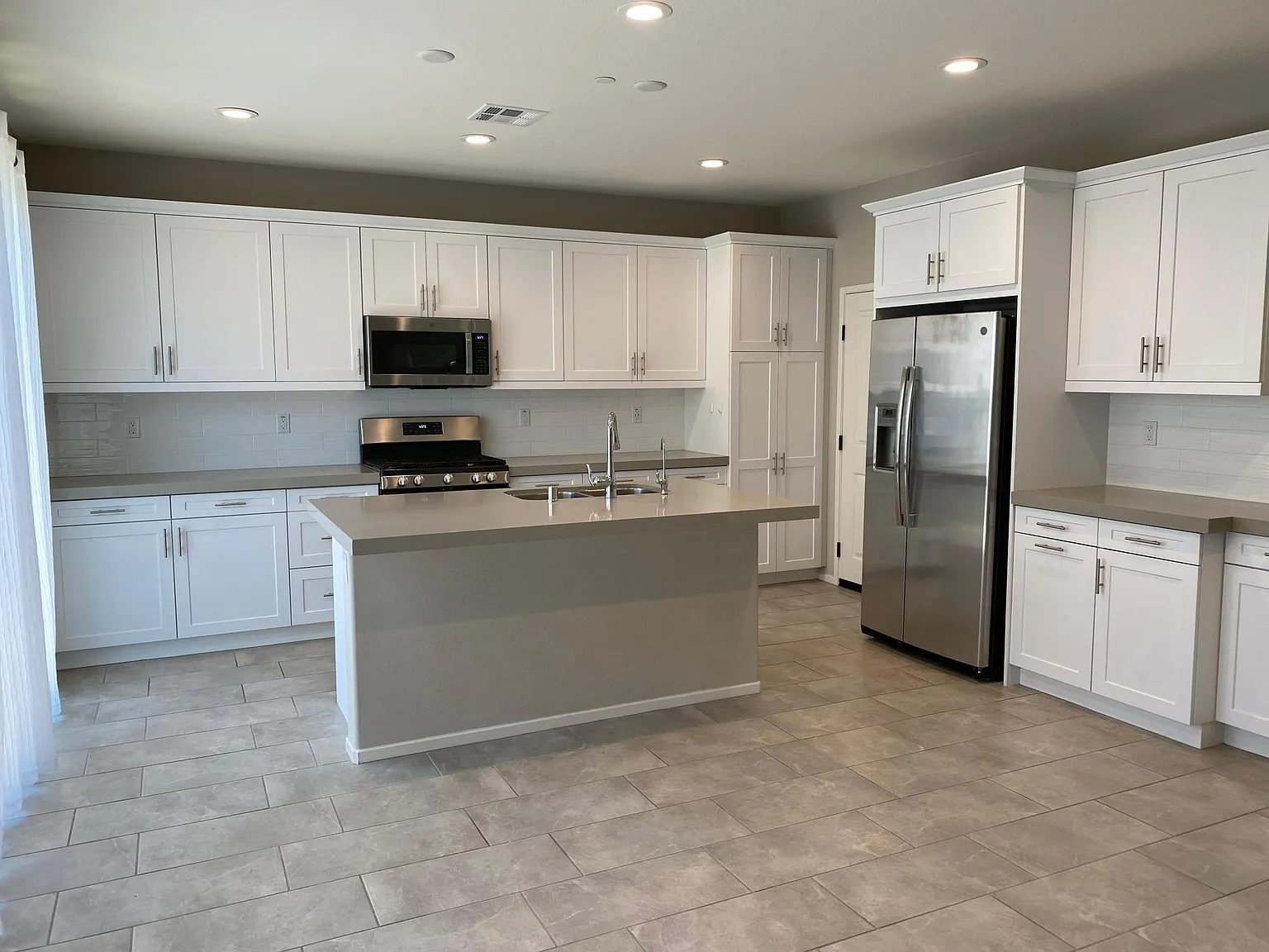 4 bed, 2012 sqft, $4,800 — Photo 4
