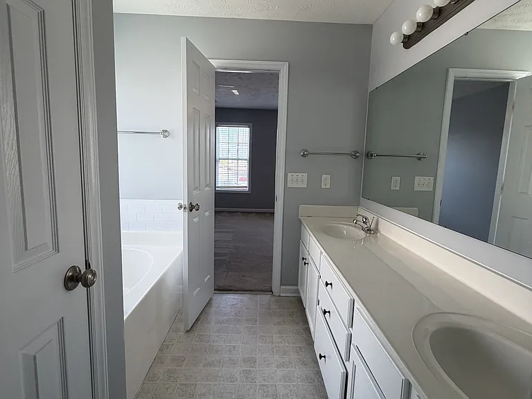 106 Boston Hbr — Photo 18