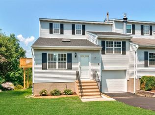 17 Hemlock Ct, Fishkill, NY 12524