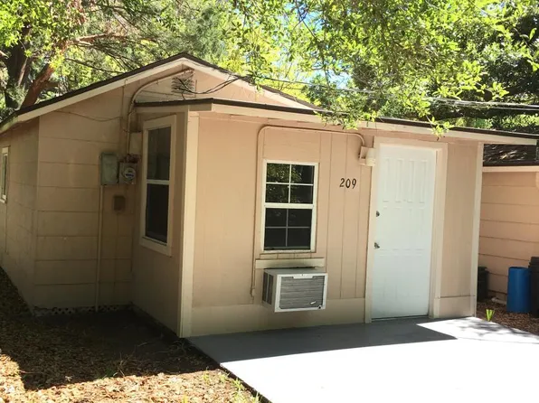 209 Strawberry Ln, Daytona Beach, FL 32117