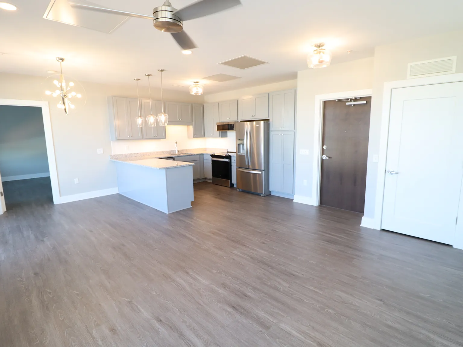 Gorgeous Luxury Condo Available Immediately — Photo 4