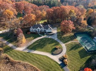 960 Top Of The Hill Rd, Akron, OH 44333