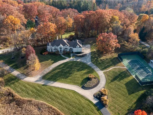 960 Top Of The Hill Rd, Akron, OH 44333