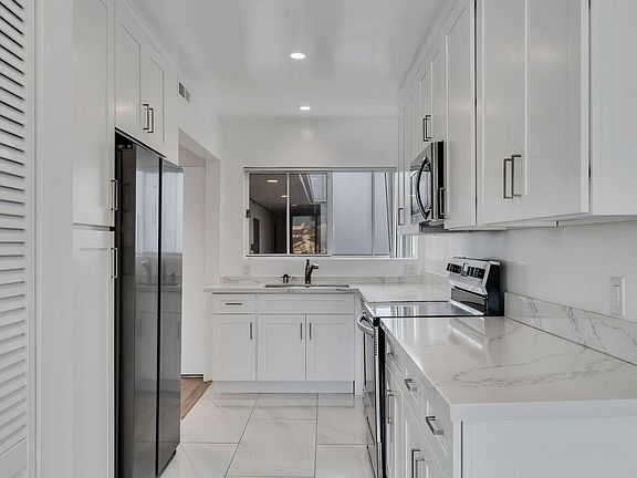 4th image of 134 S Elm Dr #306