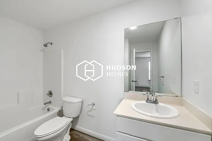 810 W 19th St — Photo 11