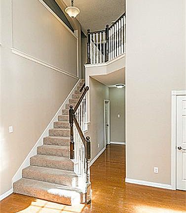 3rd image of 402 Park Valley Dr