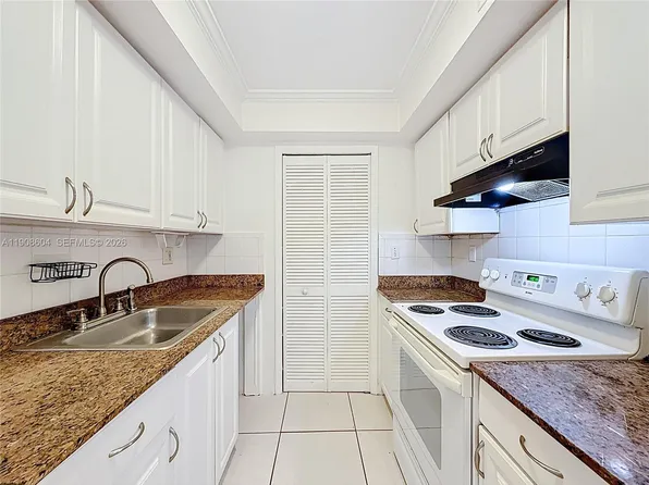 17600 NW 68th Ave APT B2004, Hialeah, FL 33015