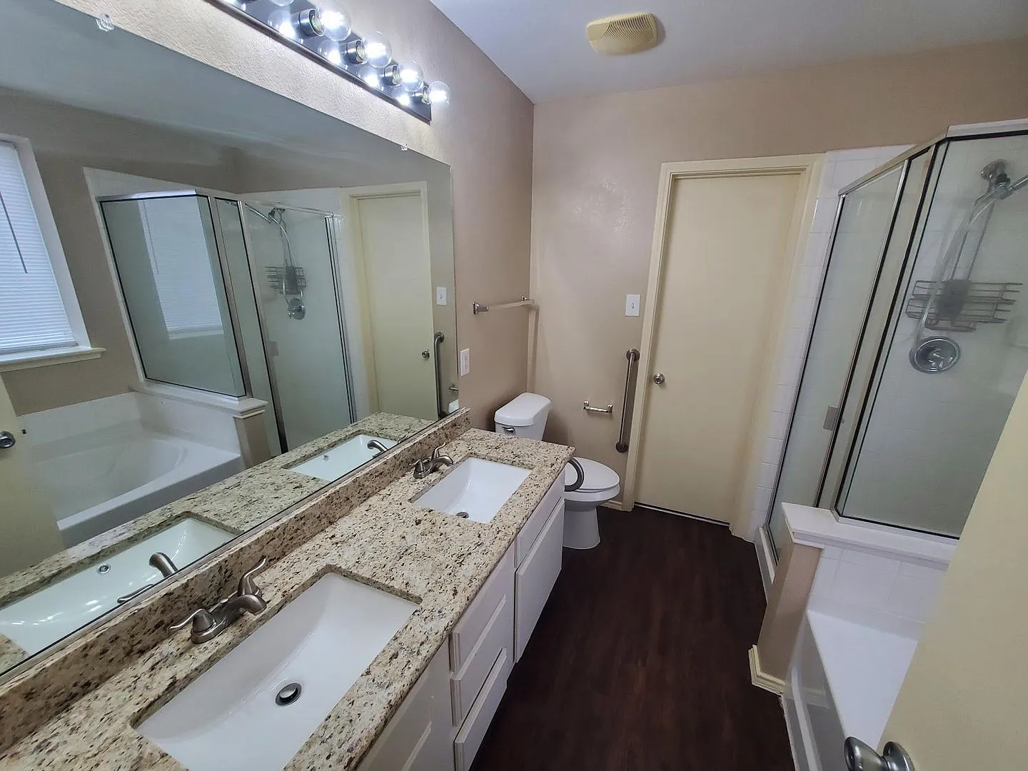 Spacious 5 bedroom home with updates in Lancaster — Photo 2