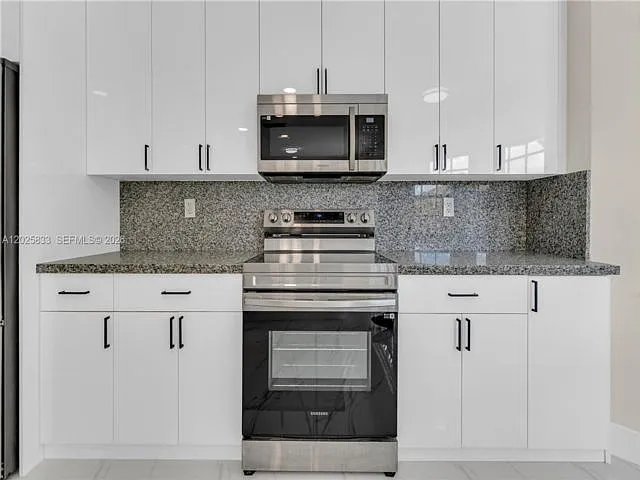 4 bed, 3.0 bath, 2312 sqft, $5,500 — Photo 2