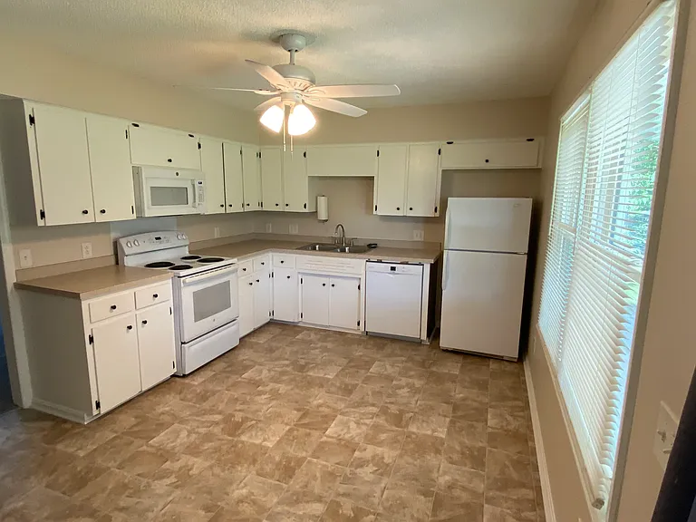 240 Lakeview Dr — Photo 5