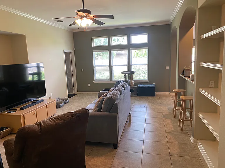313 San Rafael Dr — Photo 2